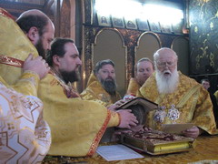 Патріарх Філарет, архієпископ Михаїл та інші архієреї висвячують архімандрита Марка (Левківа) на єпископа. Світлина ієромонаха Якова (Мільяна)