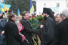 Голова облдержадміністрації Володимир Бондар вітає єпископа Михаїла. Фото Сергія Дубинки