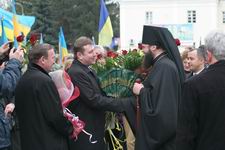 Голова облдержадміністрації Володимир Бондар вітає єпископа Михаїла. Фото Сергія Дубинки