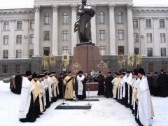 Єпископ Луцький і Волинський Михаїл і духовенство єпархії відправляють панахиду по Тарасові Шевченку. Фото Данила Зінкевича