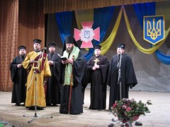 Єпископ Михаїл та священнослужителі відправляють молебен. Фото прот. Віталія Собка