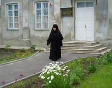 Монахиня Марія (Ігнатенко), настоятелька Володимирського жіночого монастиря Різдва Христового, біля своєї обителі