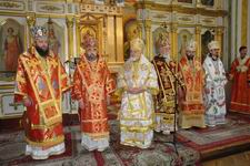 Вітання ієрархів. Від владики Михаїла праворуч – архієпископ Тернопільський і Кременецький Іов, митрополит Львівський і Сокальський Андрій, митрополит Рівненський і Острозький Євсевій, єпископ Сімферопольський і Кримський Климент, єпископ Тернопільський ів Бучацький Нестор. Фото Сергія Дубинки