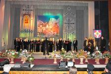 Під час урочистої академії: владику вітає архієрейський хор «Оранта». Фото Сергія Дубинки