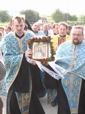 Ікону Ісуса Христа, яка чудесно оновилася в одному з помешкань с. Крупа Луцького районного деканату, урочисто перенесли до місцевого храму Покрови Пресвятої Богородиці. Фото Віталія Сарапіна