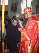 Єпископ Михаїл вручає Марії Корсак орден Великомучениці Варвари. Фото Віталія Сарапіна