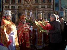 Отця Ярослава (другий зліва) вітають із ювілеєм представники районної влади. Світлина Тетяни Мельничук