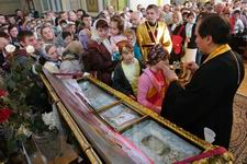 До мощей великомучениці Варвари. Луцьк, 20 травня 2006 року. Світлина Сергія Дубинки