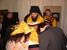 Єпископ Михаїл читає Євангеліє під час освячення Художнього музею у Луцьку