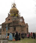 Архієпископ Луцький і Волинський Михаїл освячує хрест на купол новоспорудженого храму Апостолів Петра й Павла в с. Берегово Рожищенського деканату. Світлина інформаційної служби єпархії