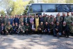 28 квітня 2015 р. Священик Олександр Вронський з працівниками лісового та мисливського господарства перед поїздкою на Схід. Світлина прес-служби ВОУЛМГ