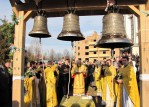 Архієпископ Луцький і Волинський Михаїл освячує нові дзвони храму Святителя Миколая Чудотворця в Луцьку. Світлина інформаційної служби єпархії