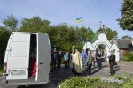 18 травня 2015 р. Протоієрей Андрій Сидор благословляє волонтерів у поїздку в зону АТО. Світлина з архіву священика