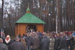 Архієпископ Луцький і Волинський Михаїл освячує каплицю-криницю в лісі за сім кілометрів від села Сильно Цуманського деканату (Ківерецький район). Світлина інформаційної служби єпархії