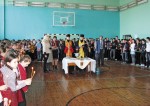 Духовенство парафії Архістратига Михаїла в Нововолинську – протоієрей Михайло Нідзельський (настоятель) і священик Олексій Гольчук (зліва) – освячує Загальноосвітню школу № 6. Світлина Олександра Шараваги