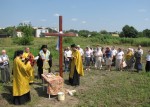 Архієпископ Луцький і Волинський Михаїл освячує хрест і місце під будівництво храму Апостола Андрія Первозваного в Луцьку, по вул. Боженка, між ринком і підшипниковим заводом (ЛПЗ). Світлина інформаційної служби єпархії