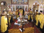 Архієпископ Луцький і Волинський Михаїл освячує в Локачах три накупольні хрести для нового храму. Світлина інформаційної служби єпархії