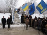 Поминальний захід біля пам’ятного знака, присвяченого героям Крут, на одноіменній вулиці в Луцьку. Світлина інформаційної служби єпархії