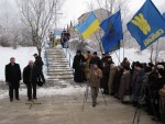 Поминальний захід біля пам’ятного знака, присвяченого героям Крут, на одноіменній вулиці в Луцьку. Світлина інформаційної служби єпархії