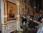 14 жовтня 2012 р. Митрополит Луцький і Волинський Михаїл освячує в луцькому кафедральному соборі Святої Трійці нову копію ікони Волинської Богоматері та відреставрований кивот для неї. Світлина інформаційної служби єпархії