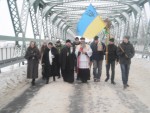 20 грудня 2012 р. Передача віфлеємського вогню на міжнародному автопереході «Устилуг–Зосин». Світлина з архіву протоієрея Ігоря Бігуна