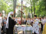 6 липня 2013 р. Після освяти хреста у Володимирі, біля історичного музею, де будуватимуть храм Мучениць Віри, Надії, Любові та Софії. Світлина інформаційної служби єпархії