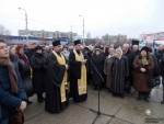 1 січня 2014 р. Священики парафії Святителя Миколая Чудотворця в Луцьку відправляють заупокійну літію по Степану Бандері. Світлина з сайта Pravda.lutsk.ua