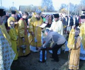 2 листопада 2008 р. Єпископ Луцький і Волинський Михаїл (у центрі) разом із духовенством освячує місце під храм Покрови Пресвятої Богородиці в Головні Любомльського деканату. Світлина Данила Зінкевича