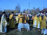 2 листопада 2008 р. Єпископ Луцький і Волинський Михаїл (у центрі) разом із духовенством освячує місце під храм Покрови Пресвятої Богородиці в Головні Любомльського деканату. Світлина Данила Зінкевича