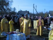 2 листопада 2008 р. Єпископ Луцький і Волинський Михаїл (у центрі) разом із духовенством відправляє Божественну Літургію з нагоди освячення місця під храм Покрови Пресвятої Богородиці в Головні Любомльського деканату. Світлина Данила Зінкевича