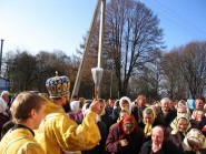 10 листопада 2008 р. Єпископ Луцький і Волинський Михаїл окроплює мирян освяченою водою під час хресного ходу навколо храму Великомучениці Параскеви-П’ятниці в с. Милятин Іваничівського деканату. Цього дня парафія відзначила 230-річчя своєї церкви. Світлина Данила Зінкевича