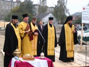 10 жовтня 2008 р. Єпископ Луцький і Волинський Михаїл, ковельський міський декан протоієрей Анатолій Александрук та інші священнослужителі освячують місце під будівництво нової поліклініки в Ковелі. Світлина Данила Зінкевича