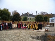 10 жовтня 2008 р. Єпископ Луцький і Волинський Михаїл, ковельський міський декан протоієрей Анатолій Александрук та інші священнослужителі освячують місце під будівництво нової поліклініки в Ковелі. Світлина Данила Зінкевича