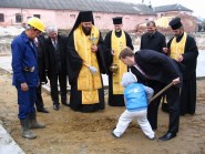 10 жовтня 2008 р. Єпископ Луцький і Волинський Михаїл, ковельський міський декан протоієрей Анатолій Александрук та інші священнослужителі освячують місце під будівництво нової поліклініки в Ковелі. Світлина Данила Зінкевича