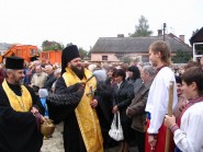 10 жовтня 2008 р. Єпископ Луцький і Волинський Михаїл окроплює вірян освяченою водою під час освячення місця під будівництво нової поліклініки в Ковелі. Світлина Данила Зінкевича