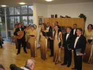 5 грудня 2009 р. Архієрейський хор «Оранта» луцького кафедрального собору Святої Трійці виступає в будинку престарілих м. Герфорд (Німеччина, місцевість Віхернгауз). На фото – виконання твору в малому складі хору