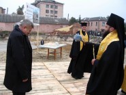 10 жовтня 2008 р. Єпископ Луцький і Волинський Михаїл окроплює представників місцевої влади під час освячення місця під будівництво нової поліклініки в Ковелі. Світлина Данила Зінкевича