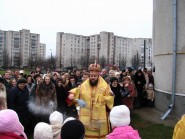 19 грудня 2008 р. Єпископ Луцький і Волинський Михаїл окроплює освяченою водою вірян під час хресного ходу навколо церкви Святителя Миколая Чудотворця в Луцьку з нагоди престольного свята. Світлина Сергія Нарольського