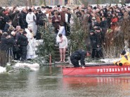 19 січня 2009 р. Після відправи Великого водосвяття священнослужителями луцького кафедрального собору Святої Трійці дехто вирішив скупатися. Серед перших – міський голова Богдан Шиба. Світлина Леоніда Максимова