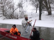 19 січня 2009 р. Єпископ Луцький і Волинський Михаїл освячує води річки Стир, під час відправи Великого водосвяття (район центрального парку в Луцьку). Світлина Сергія Нарольського