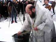 19 січня 2009 р. Єпископ Луцький і Волинський Михаїл освячує воду з криниці Луцького водоканалу на честь Богоявлення та Хрещення Господа Ісуса Христа. Світлина Данила Зінкевича