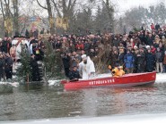 19 січня 2009 р. Єпископ Луцький і Волинський Михаїл освячує води річки Стир, під час відправи Великого водосвяття (район центрального парку в Луцьку). Світлина Леоніда Максимова