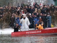 19 січня 2009 р. Єпископ Луцький і Волинський Михаїл освячує води річки Стир, під час відправи Великого водосвяття (район центрального парку в Луцьку). Світлина Леоніда Максимова