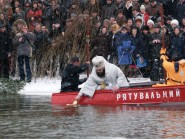 19 січня 2009 р. Єпископ Луцький і Волинський Михаїл освячує води річки Стир, під час відправи Великого водосвяття (район центрального парку в Луцьку). Світлина Леоніда Максимова