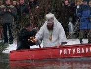 19 січня 2009 р. Єпископ Луцький і Волинський Михаїл освячує води річки Стир, під час відправи Великого водосвяття (район центрального парку в Луцьку). Світлина Леоніда Максимова