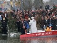 19 січня 2009 р. Єпископ Луцький і Волинський Михаїл благословляє людей під час відправи Великого водосвяття (район центрального парку в Луцьку). Світлина Леоніда Максимова