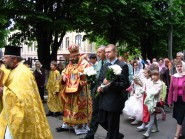 Архієпископ Луцький і Волинський Михаїл очолює хресний хід навколо храму Великомученика Юрія Переможця в Луцьку з нагоди престольного свята. Світлина Данила Зінкевича