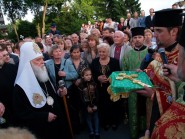 7 червня 2009 р. Патріарха Філарета вітає настоятель парафії Холмської ікони Божої Матері протоієрей Михайло Онищук. Світлина Леоніда Максимова