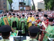 7 червня 2009 р. Священнослужителі відправляють акафіст Пресвятій Богородиці у луцькому сквері навпроти гімназії № 4 перед копією ікони Холмської Богоматері, яку принесли із Троїцького кафедрального собору. Богослужіння очолює настоятель парафії Холмської ікони Божої Матері в Луцьку протоієрей Михайло Онищук. Світлина протоієрея Віталія Собка