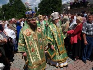 8 червня 2009 р. Хресний хід навколо луцького кафедрального собору Святої Трійці з нагоди престольного свята, яке очолив Патріарх Філарет. Зліва – архієпископ Луцький і Волинський Михаїл, справа – митрополит Рівненський і Острозький Євсевій. Світлина Леоніда Максимова